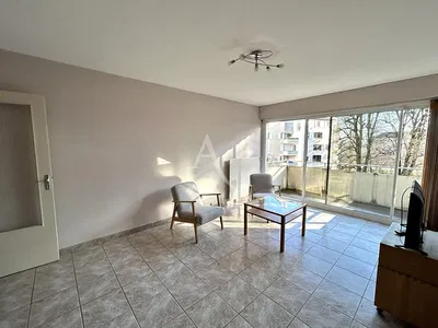 Wohnzimmer; holzboden, tageslicht, moderner stil, hohe decken