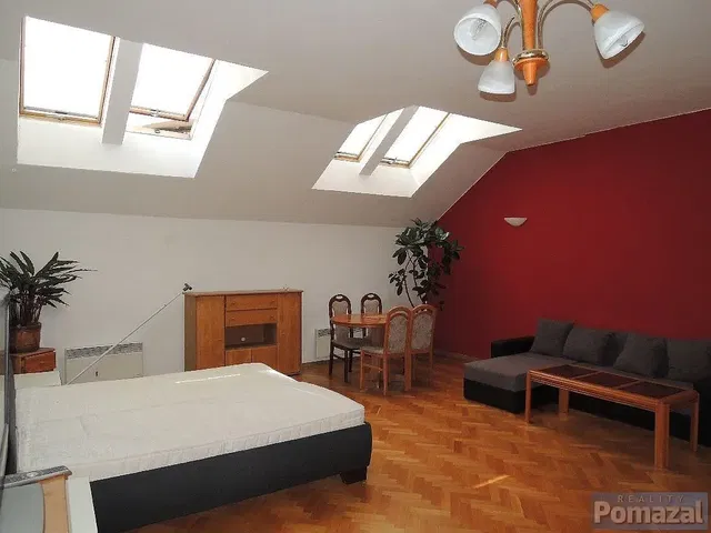 Wohnzimmer; holzboden, tageslicht, moderner stil, hohe decken