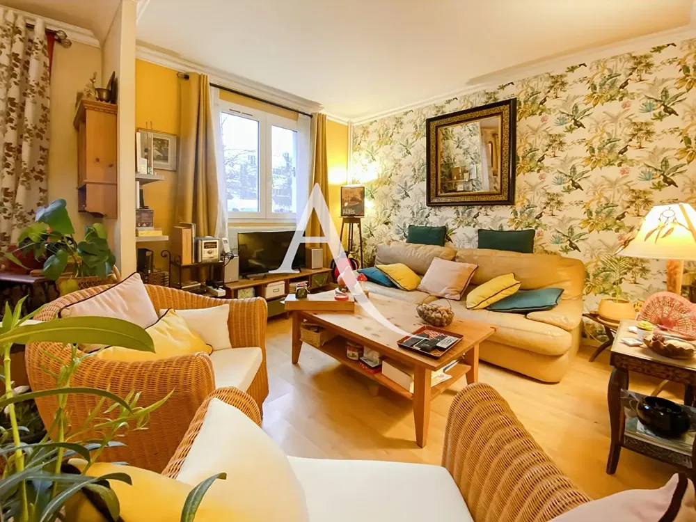 Wohnzimmer; holzboden, tageslicht, moderner stil, hohe decken