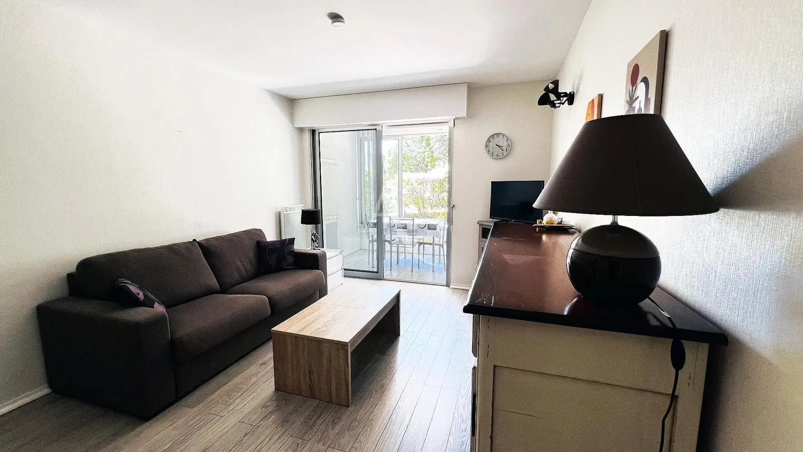 غرفة معيشة; أرضية خشبية, ضوء طبيعي, أسلوب عصري, أسقف عالية