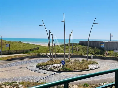 Salon; parquet, lumière naturelle, style moderne, hauteur sous plafond