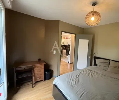 Wohnzimmer; holzboden, tageslicht, moderner stil, hohe decken