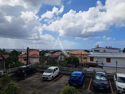 Salon; parquet, lumière naturelle, style moderne, hauteur sous plafond