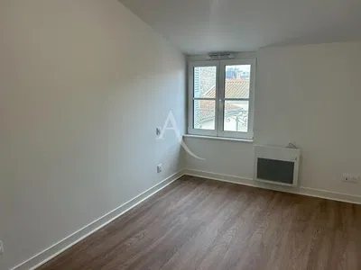 Living room; wood floor, natural light, modern style, high ceiling