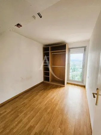 غرفة معيشة; أرضية خشبية, ضوء طبيعي, أسلوب عصري, أسقف عالية