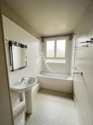 Wohnzimmer; holzboden, tageslicht, moderner stil, hohe decken