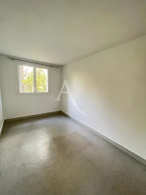 Wohnzimmer; holzboden, tageslicht, moderner stil, hohe decken