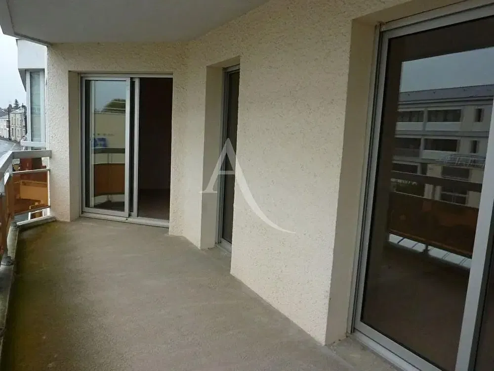 Obývačka; drevená podlaha, prirodzené svetlo, moderný štýl, vysoké stropy