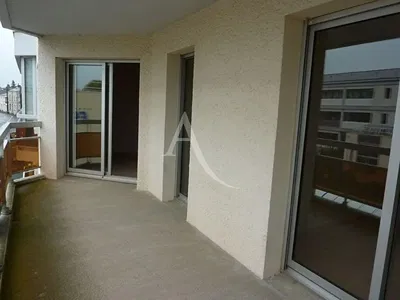 Obývačka; drevená podlaha, prirodzené svetlo, moderný štýl, vysoké stropy