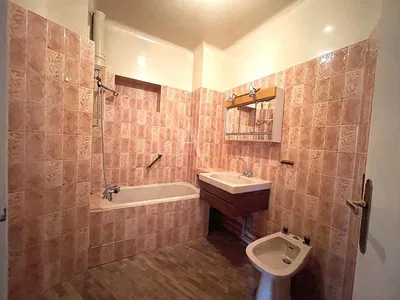 Living room; wood floor, natural light, modern style, high ceiling