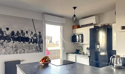 Salon; parquet, lumière naturelle, style moderne, hauteur sous plafond