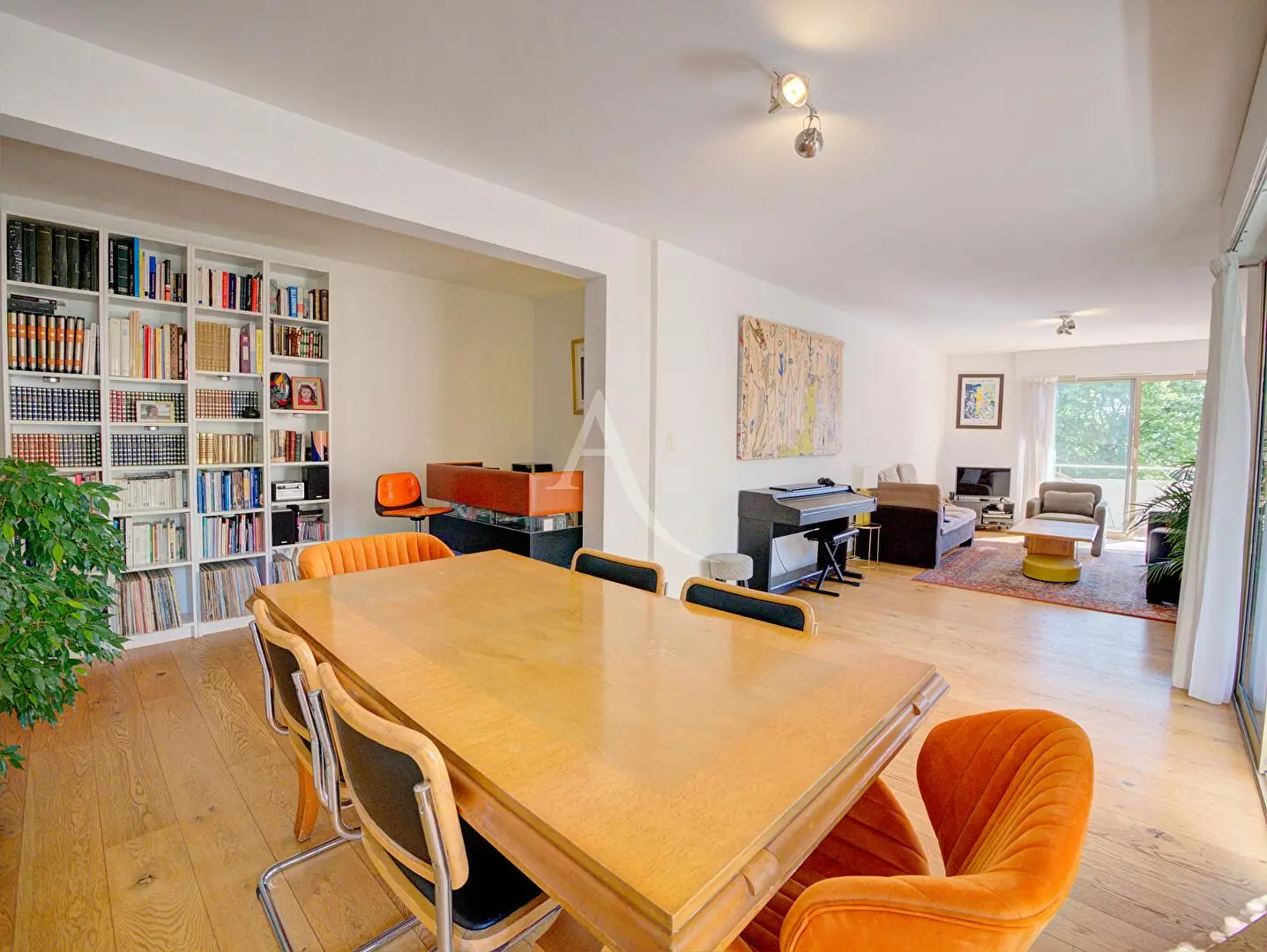 غرفة معيشة; أرضية خشبية, ضوء طبيعي, أسلوب عصري, أسقف عالية