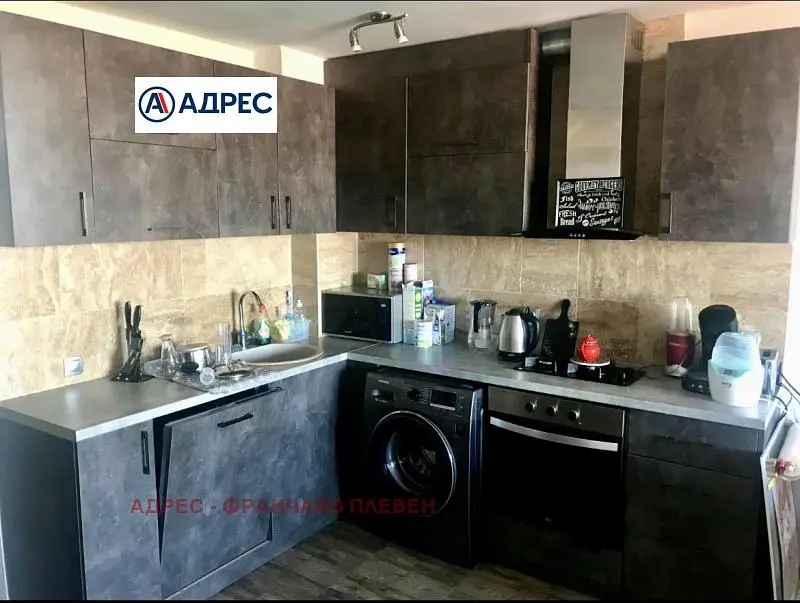 Wohnzimmer; holzboden, tageslicht, moderner stil, hohe decken