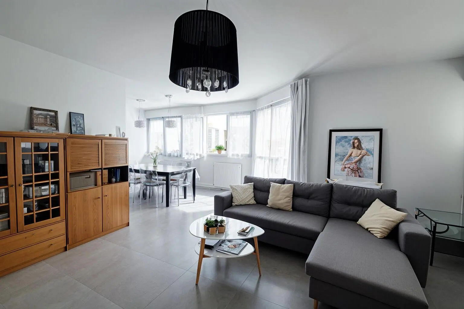 Wohnzimmer; holzboden, tageslicht, moderner stil, hohe decken