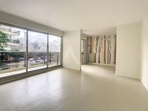 Oturma odası; ahşap zemin, doğal ışık, modern stil, yüksek tavan