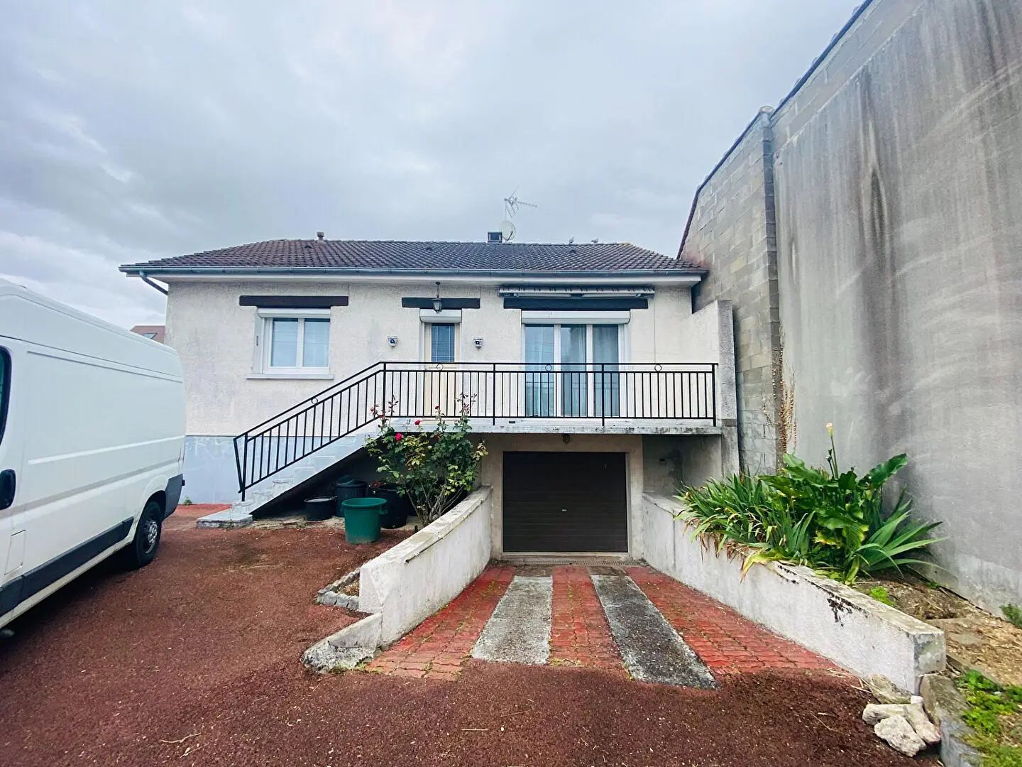 Sala de estar; chão de madeira, luz natural, estilo moderno, teto alto