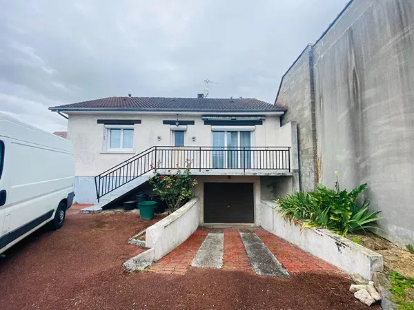 Sala de estar; chão de madeira, luz natural, estilo moderno, teto alto