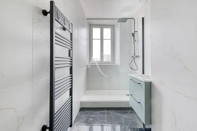 Obývačka; drevená podlaha, prirodzené svetlo, moderný štýl, vysoké stropy