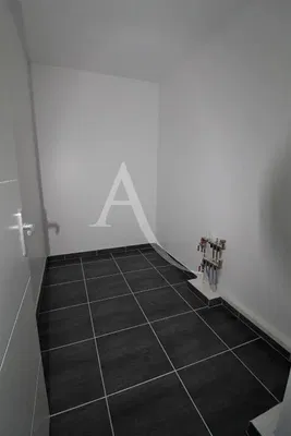 Wohnzimmer; holzboden, tageslicht, moderner stil, hohe decken