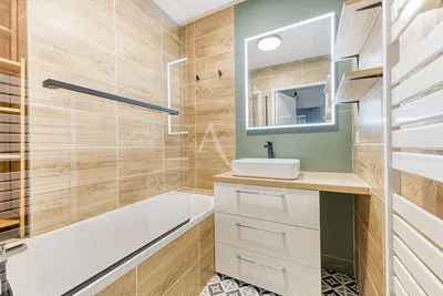 Salon; podłoga drewniana, światło dzienne, styl nowoczesny, wysokie sufity