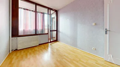 Wohnzimmer; holzboden, tageslicht, moderner stil, hohe decken