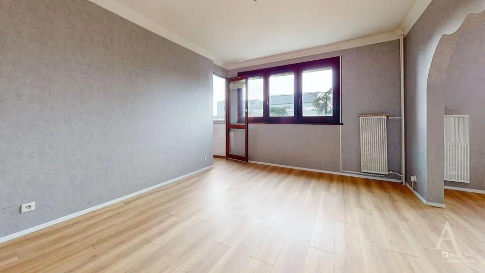 Wohnzimmer; holzboden, tageslicht, moderner stil, hohe decken