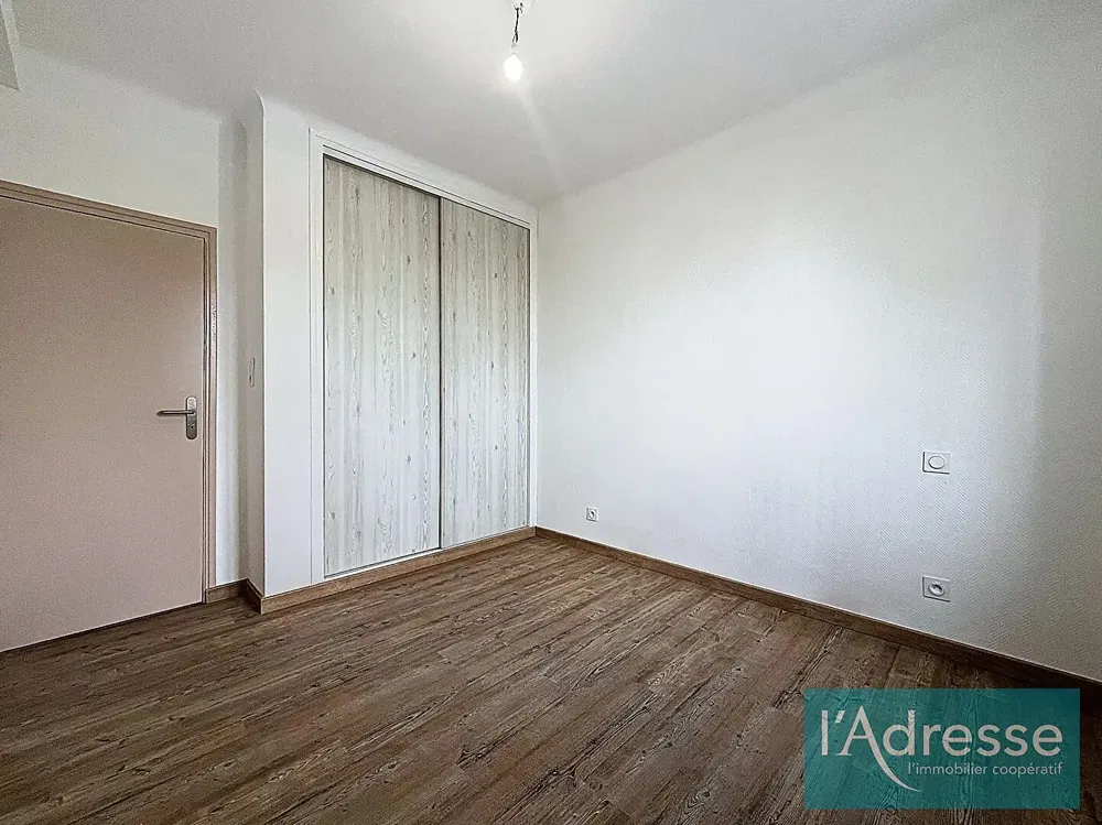 Kuhinja; kućanski aparati, drveni pod, prirodna svjetlost, moderan stil, renoviran