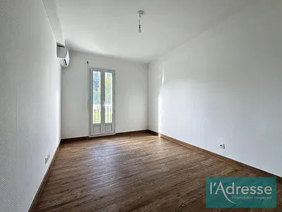 Woonkamer; houten vloer, natuurlijk licht, moderne stijl, hoge plafonds