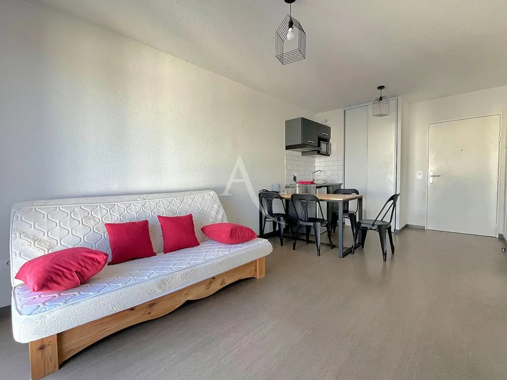 Cocina; electrodomésticos, suelo de madera, luz natural, estilo moderno, renovado