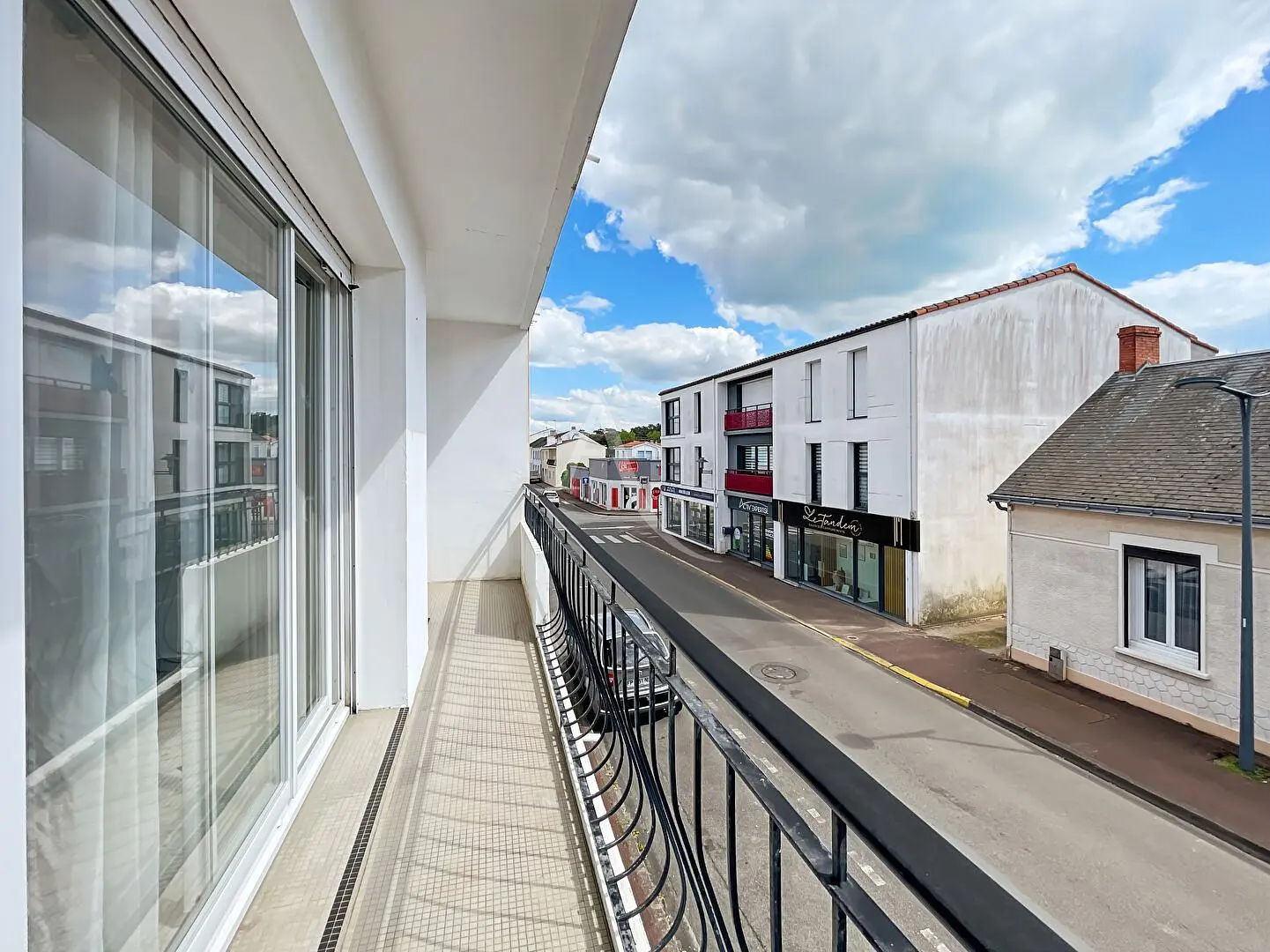 Oturma odası; ahşap zemin, doğal ışık, modern stil, yüksek tavan