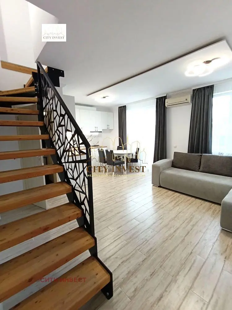 Wohnzimmer; holzboden, tageslicht, moderner stil, hohe decken