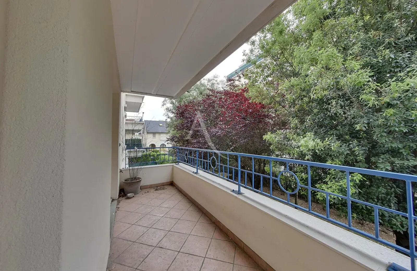 Oturma odası; ahşap zemin, doğal ışık, modern stil, yüksek tavan