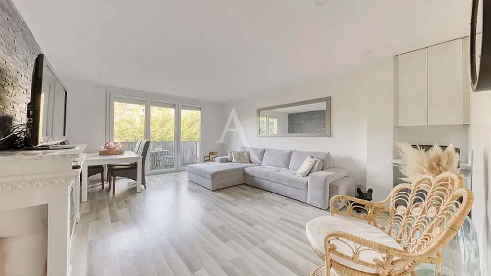 Oturma odası; ahşap zemin, doğal ışık, modern stil, yüksek tavan