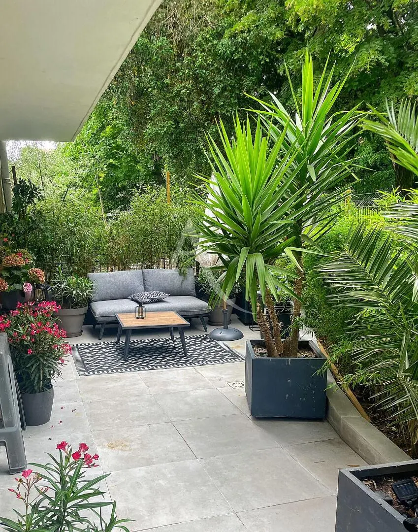 Oturma odası; ahşap zemin, doğal ışık, modern stil, yüksek tavan