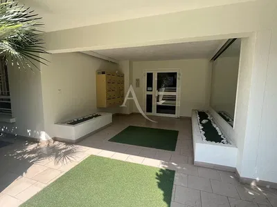 Wohnzimmer; holzboden, tageslicht, moderner stil, hohe decken