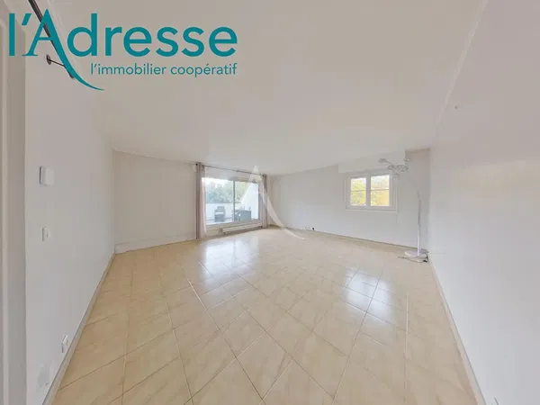 Σαλόνι; ξύλινο πάτωμα, φυσικό φως, μοντέρνο στυλ, ψηλά ταβάνια