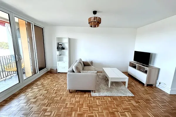 Woonkamer; houten vloer, natuurlijk licht, moderne stijl, hoge plafonds