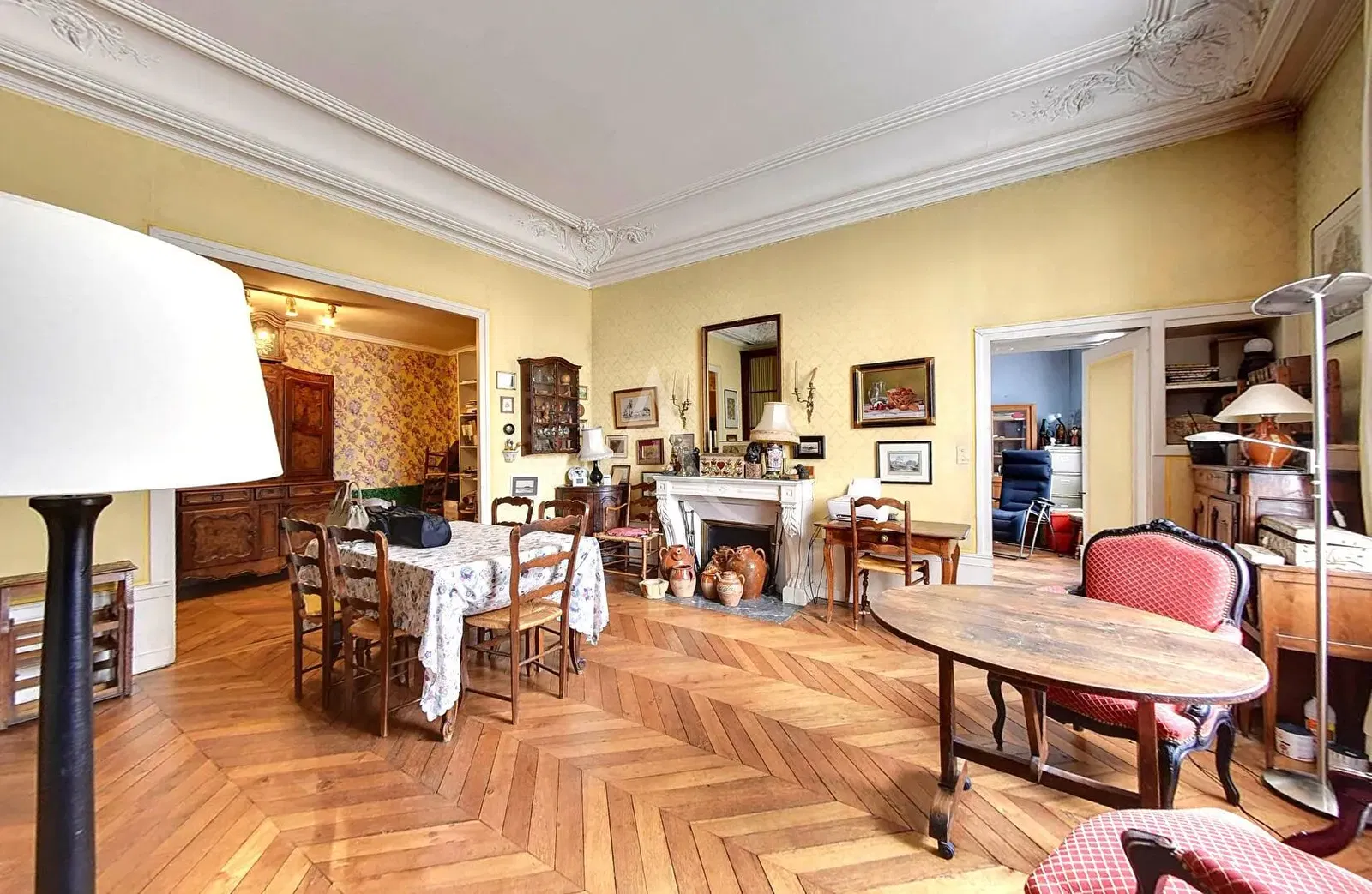 غرفة معيشة; أرضية خشبية, ضوء طبيعي, أسلوب عصري, أسقف عالية