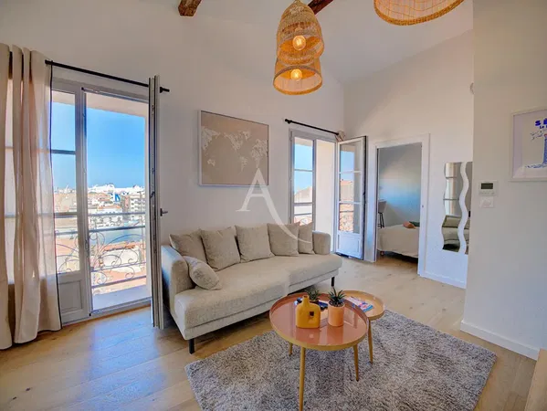 غرفة معيشة; أرضية خشبية, ضوء طبيعي, أسلوب عصري, أسقف عالية