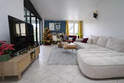 Living room; wood floor, natural light, modern style, high ceiling