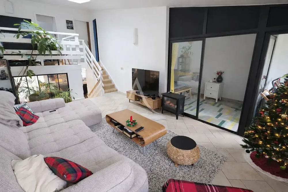Living room; wood floor, natural light, modern style, high ceiling