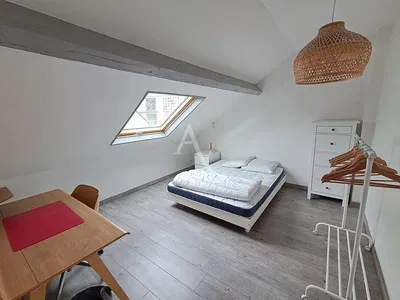 Хол; дървен под, естествена светлина, модерен стил, високи тавани