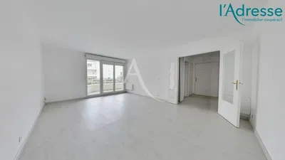 Σαλόνι; ξύλινο πάτωμα, φυσικό φως, μοντέρνο στυλ, ψηλά ταβάνια