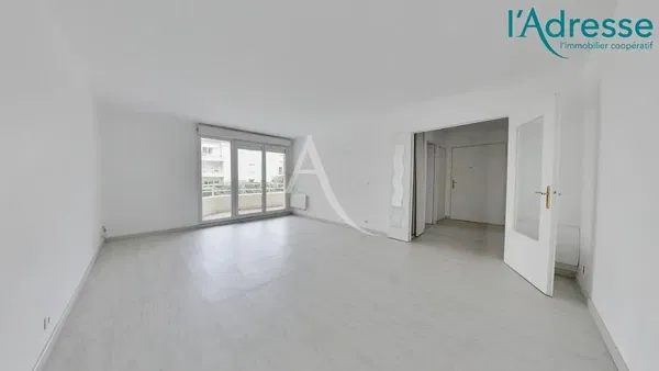 Wohnzimmer; holzboden, tageslicht, moderner stil, hohe decken