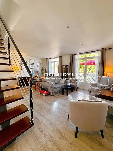 Obývací pokoj; dřevěná podlaha, přirozené světlo, moderní styl, vysoké stropy