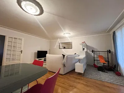 Salon; parquet, lumière naturelle, style moderne, hauteur sous plafond