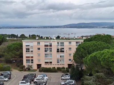 مطبخ; أجهزة المطبخ, أرضية خشبية, ضوء طبيعي, أسلوب عصري, مجدد