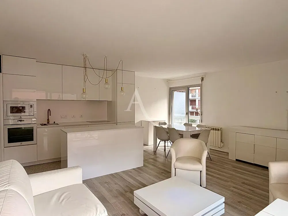 Oturma odası; ahşap zemin, doğal ışık, modern stil, yüksek tavan