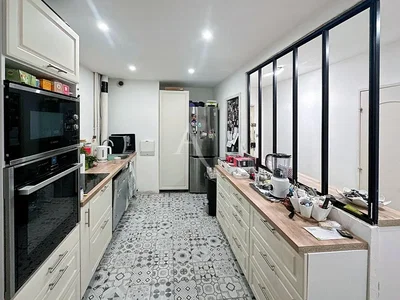 Oturma odası; ahşap zemin, doğal ışık, modern stil, yüksek tavan