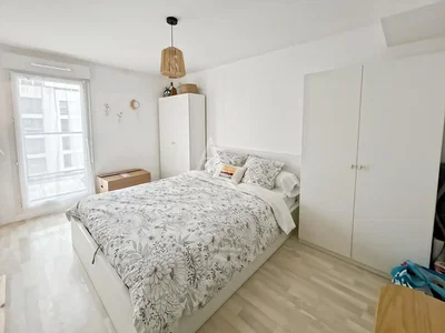 Oturma odası; ahşap zemin, doğal ışık, modern stil, yüksek tavan